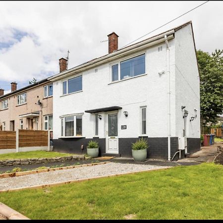 Come & Unwind In Charming 5 Bed House In Blackburn Exterior foto